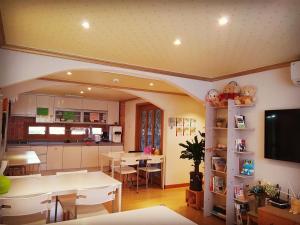 TV a/nebo společenská místnost v ubytování Tongyeong One Guesthouse + 37 fotografií