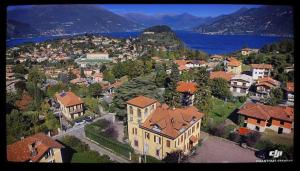 una vista aerea di una città con case e acqua di Alla Torretta a Bellagio