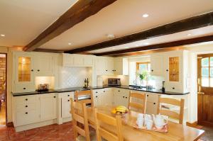 A kitchen or kitchenette at Wolfen Mill 