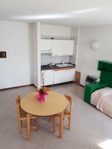 eine Küche und einen Tisch und Stühle in einem Zimmer in der Unterkunft Casa Bagatta in Desenzano del Garda