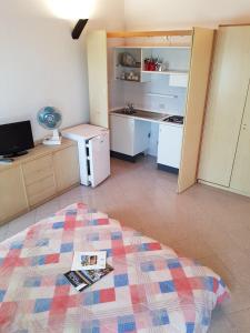 a room with a kitchen and a bed in a room at Casa Bagatta in Desenzano del Garda