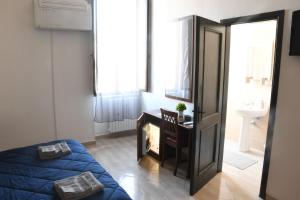 1 dormitorio con cama, chimenea y espejo en B&B station, en Brindisi