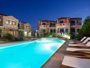 Bazén v ubytování Aeolis Apartments & Studios nebo v jeho okolí