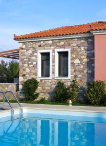 Bazén v ubytování Aeolis Apartments & Studios nebo v jeho okolí