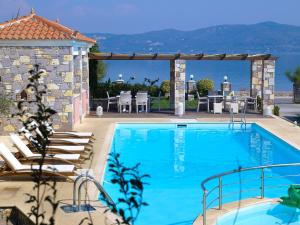 Bazén v ubytování Aeolis Apartments & Studios nebo v jeho okolí