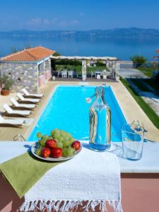 Bazén v ubytování Aeolis Apartments & Studios nebo v jeho okolí
