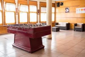 una gran mesa de billar en una habitación con sillas en Hostal Las Torres, en Martorell