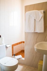 bagno con servizi igienici e lavandino di Hostal Las Torres a Martorell