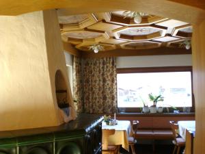 ein Esszimmer mit einem Tisch und einer Decke in der Unterkunft Ferienwohnung Familie Höfler in Längenfeld