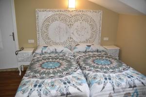 ein Bett mit zwei Kissen darauf in einem Schlafzimmer in der Unterkunft Los Acebos Cangas in Cangas de Onís