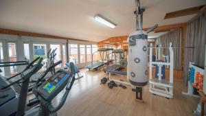 una habitación con un gimnasio con máquinas y una aeronave en Hotel Mur, en Jaca