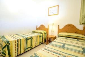 Posteľ alebo postele v izbe v ubytovaní Sistach Rentals Apartaments Sol 304 & 404