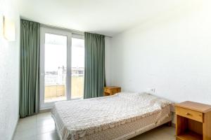 Posteľ alebo postele v izbe v ubytovaní Sistach Rentals Apartaments Sol 304 & 404