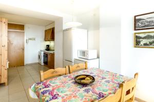 Kuchyňa alebo kuchynka v ubytovaní Sistach Rentals Apartaments Sol 304 & 404
