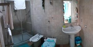 a bathroom with a sink and a shower and a toilet at La Papaya in Marina di Pisa