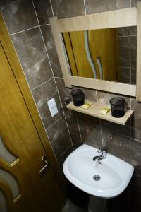 Koupelna v ubytování Daeli Hotel + 37 fotografií