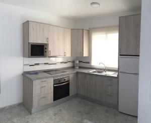 A kitchen or kitchenette at Billy's Las Rocas Apt Playa de Mogan with pool access