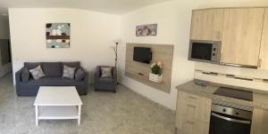 A kitchen or kitchenette at Billy's Las Rocas Apt Playa de Mogan with pool access