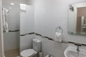 A bathroom at Billy's Las Rocas Apt Playa de Mogan with pool access