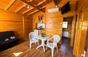 Televízia a/alebo spoločenská miestnosť v ubytovaní Camping Esponellà