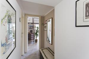 A kitchen or kitchenette at Maqueda Apartments