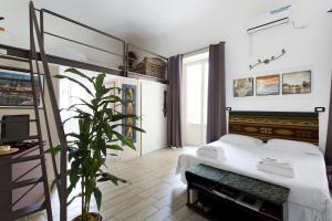 A bed or beds in a room at Maqueda Apartments