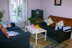Sala de estar con 2 sofás y mesa en Casa rural agro da moa en As Mirans