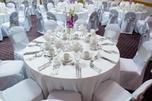 Restoran või mõni muu söögikoht majutusasutuses Ramada Plaza by Wyndham Prince George