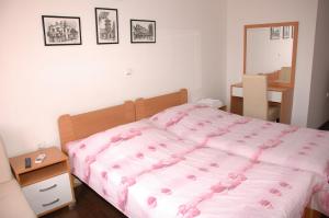 Postel nebo postele na pokoji v ubytování Villa Sparadise + 28 fotografií