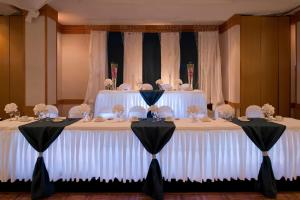 Voodi või voodid majutusasutuse Ramada Plaza by Wyndham Prince George toas