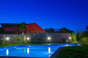 モーディカにあるAgriturismo Villa Gaiaの夜間の家の前のスイミングプール