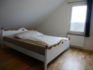 ラドルフツェル・アム・ボーデンゼーにあるFerienwohnung Casa Bluの窓付きの客室の白いベッド1台