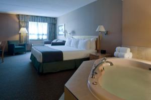 Voodi või voodid majutusasutuse Ramada Plaza by Wyndham Prince George toas
