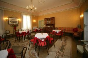 En restaurant eller et spisested på Hotel Sereno