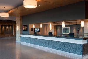 Televiisor ja/või meelelahutuskeskus majutusasutuses Ramada Plaza by Wyndham Prince George