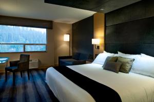 Voodi või voodid majutusasutuse Ramada Plaza by Wyndham Prince George toas