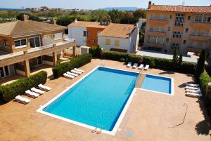 Bazén v ubytovaní Sistach Rentals Apartaments Sol 304 & 404 alebo v jeho blízkosti