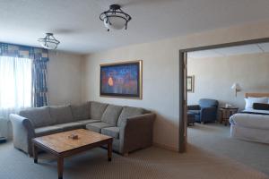 Voodi või voodid majutusasutuse Ramada Plaza by Wyndham Prince George toas