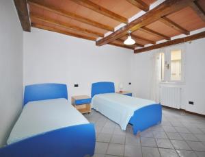 a bedroom with two beds in a room at Villino Michela in Marina di Pietrasanta