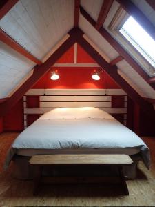 カランテックにあるKerélecのベッドルーム(ベッド付)1室(屋根裏部屋)