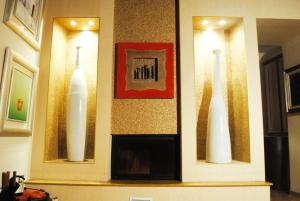 a room with three white vases on a wall at BeMyGuest Rutigliano in Rutigliano