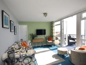 ein Wohnzimmer mit einem Sofa und einem TV in der Unterkunft Sail Away Holiday Villa in Ventnor