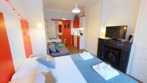 sypialnia z łóżkiem i salon w obiekcie Les Charmettes du 6ème - Aulyondort w mieście Lyon