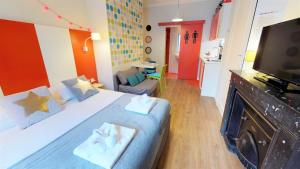 1 dormitorio con 1 cama grande y TV en Les Charmettes du 6ème - Aulyondort, en Lyon