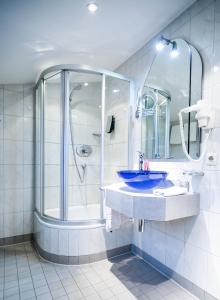 uma casa de banho com um lavatório azul e um chuveiro em Marienthaler Gasthof em Marienthal