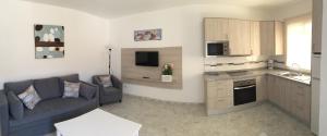 A kitchen or kitchenette at Billy's Las Rocas Apt Playa de Mogan with pool access