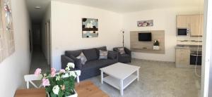 A kitchen or kitchenette at Billy's Las Rocas Apt Playa de Mogan with pool access