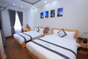 Giường trong phòng chung tại Moc Tra Hotel