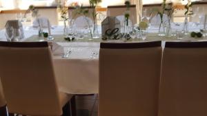 een tafel met een wit tafelkleed en stoelen bij Marienthaler Gasthof in Marienthal