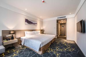 Voodi või voodid majutusasutuse Q-Box Hotel Shanghai Sanjiagang -Offer Pudong International Airport and Disney shuttle toas
